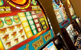 u35 APP Myanmar ကစားသမား မိုဘိုင်းဖုန်းဖြင့် Slots ကစားနေသည့် မြင်ကွင်း