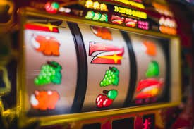 u35 APP ဒေါင်းလုဒ် Myanmar ကစားသမား smartphone ဖြင့် Live Casino ကစားနေသည့် မြင်ကွင်း